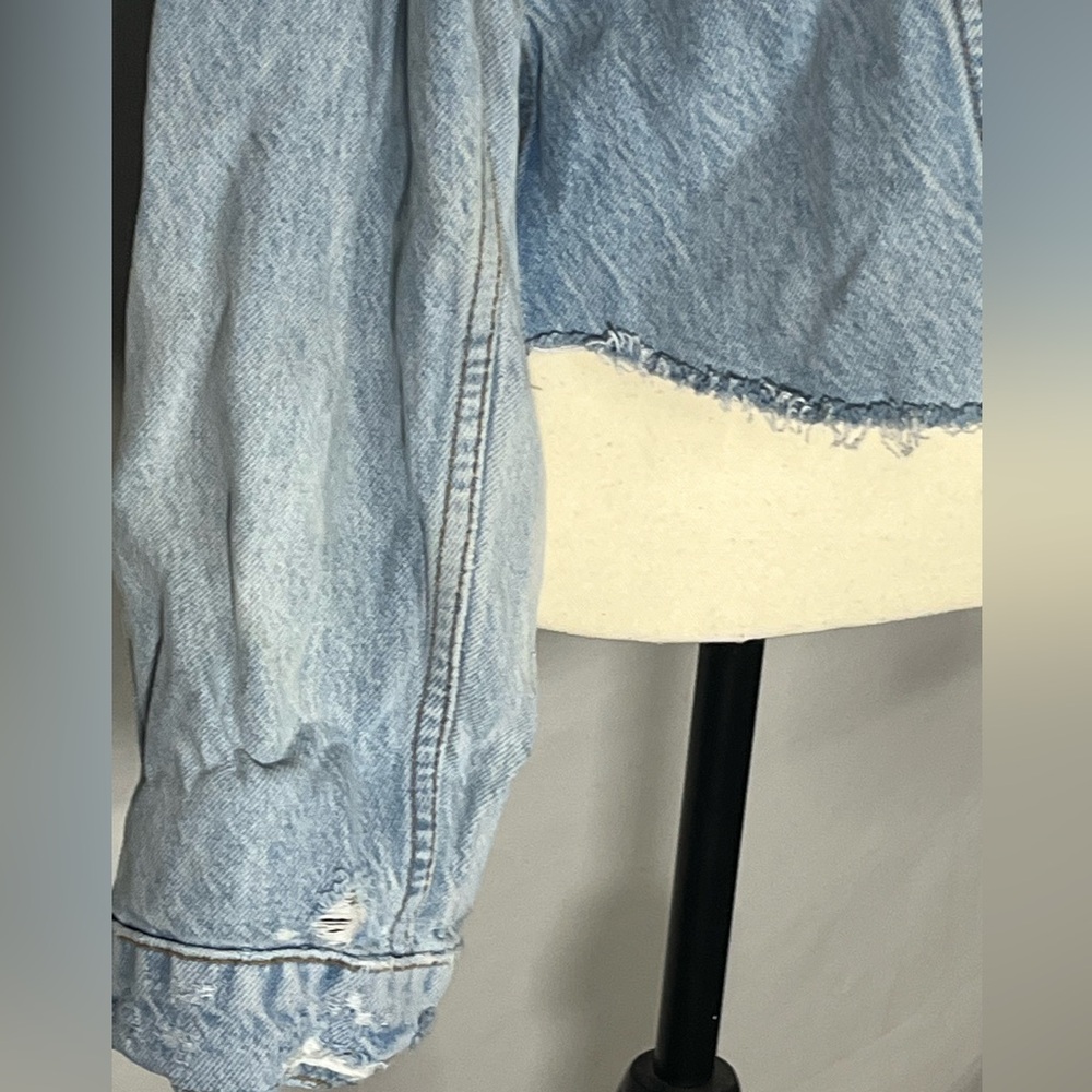 We The Free People Light Wash Blue Distressed Raw Hem Cropped Denim Jacket Med - Picture 2 of 9